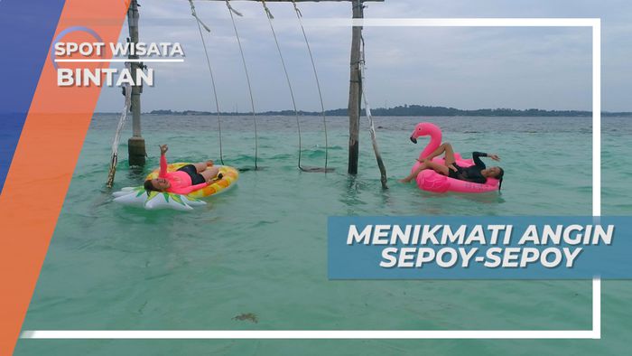 Bersantai Menikmati Semilir Angin Sepoi-sepoi di Atas Floaties, Bintan
