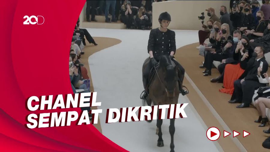Aksi Charlotte Casiraghi Berkuda di Panggung Catwalk Chanel