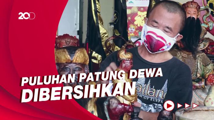 Bersih-bersih Kelenteng di Kudus Jelang Tahun Baru Imlek