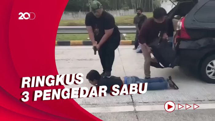 Momen Polisi Bekuk Pengedar Sabu di Tol Simpang Pematang Mesuji