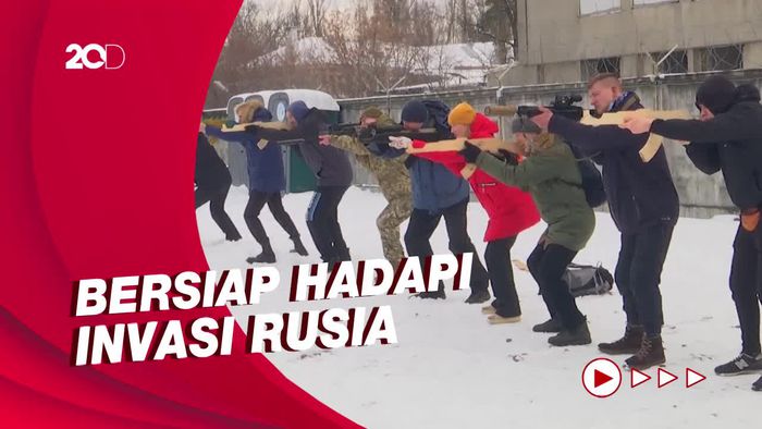 Warga Sipil di Ukraina Dilatih Menggunakan Senjata