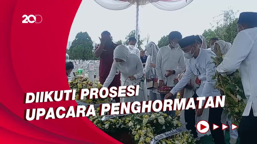 Prosesi Pemakaman Ayah Mertua Arzeti Bilbina di TMP Kalibata