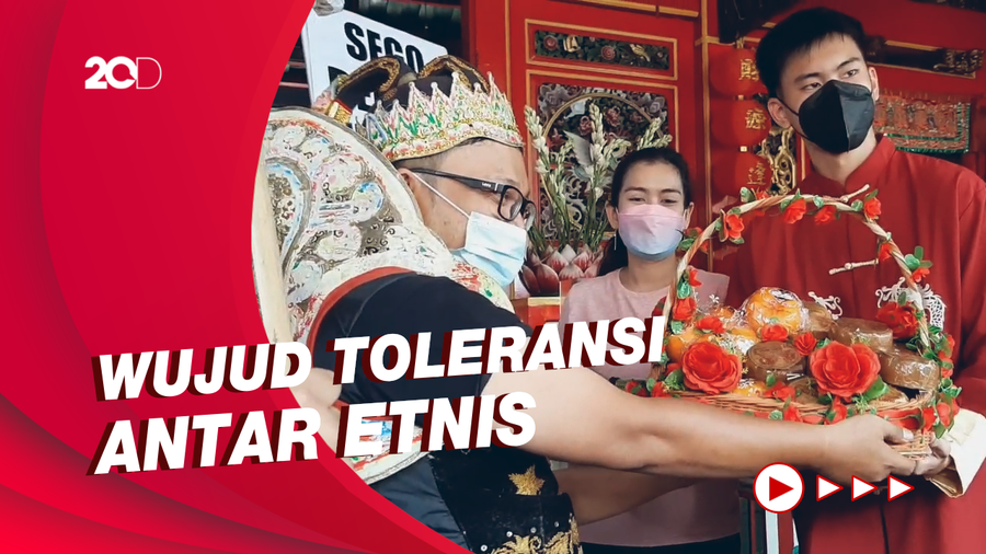 Ikut Rayakan Imlek, Gatotkaca Bagi-bagi Sego Berkat di Klenteng