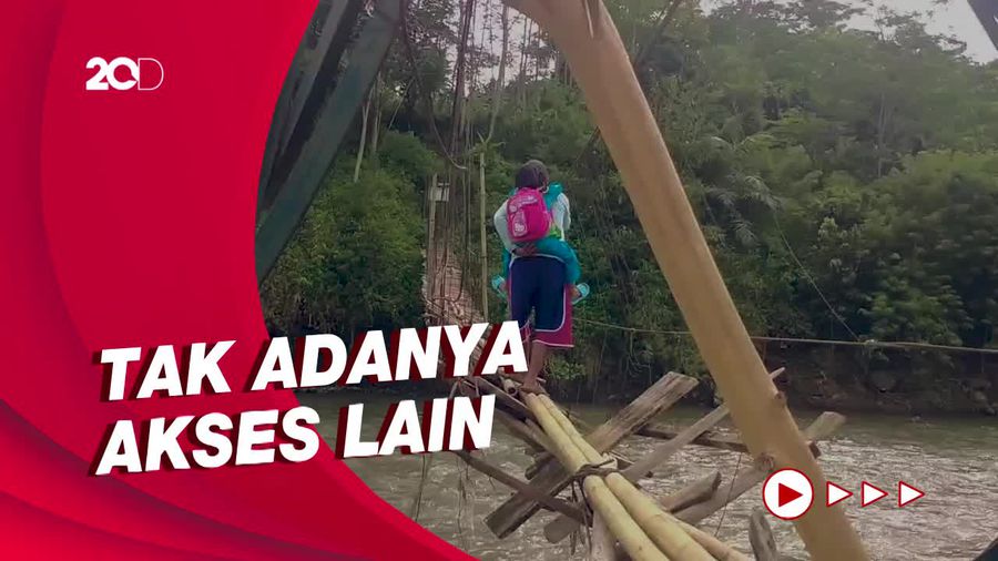 Warga Cianjur-Garut Lalui Jembatan Belaras 2 Bilah Bambu untuk Beraktivitas