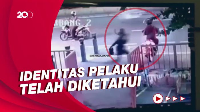 Detik-detik Seorang Pria Dibacok Usai Keluar dari RS di Jakpus