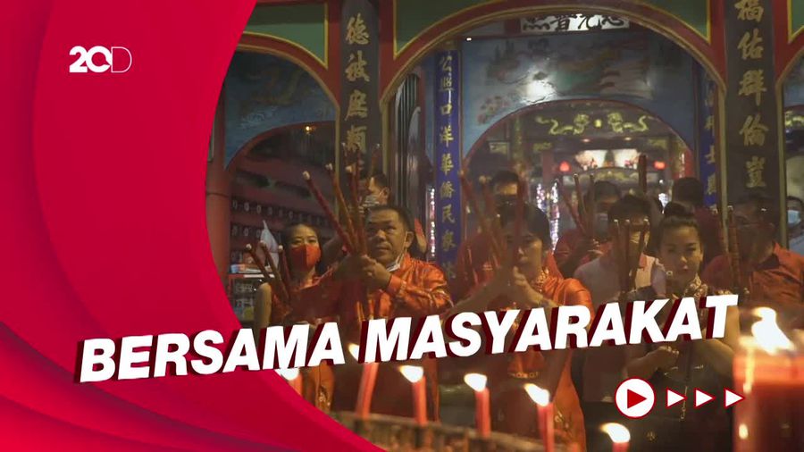 Momen Wali Kota Singkawang Rayakan Ibadah Imlek di Vihara Tri Dharma Bumi Raya