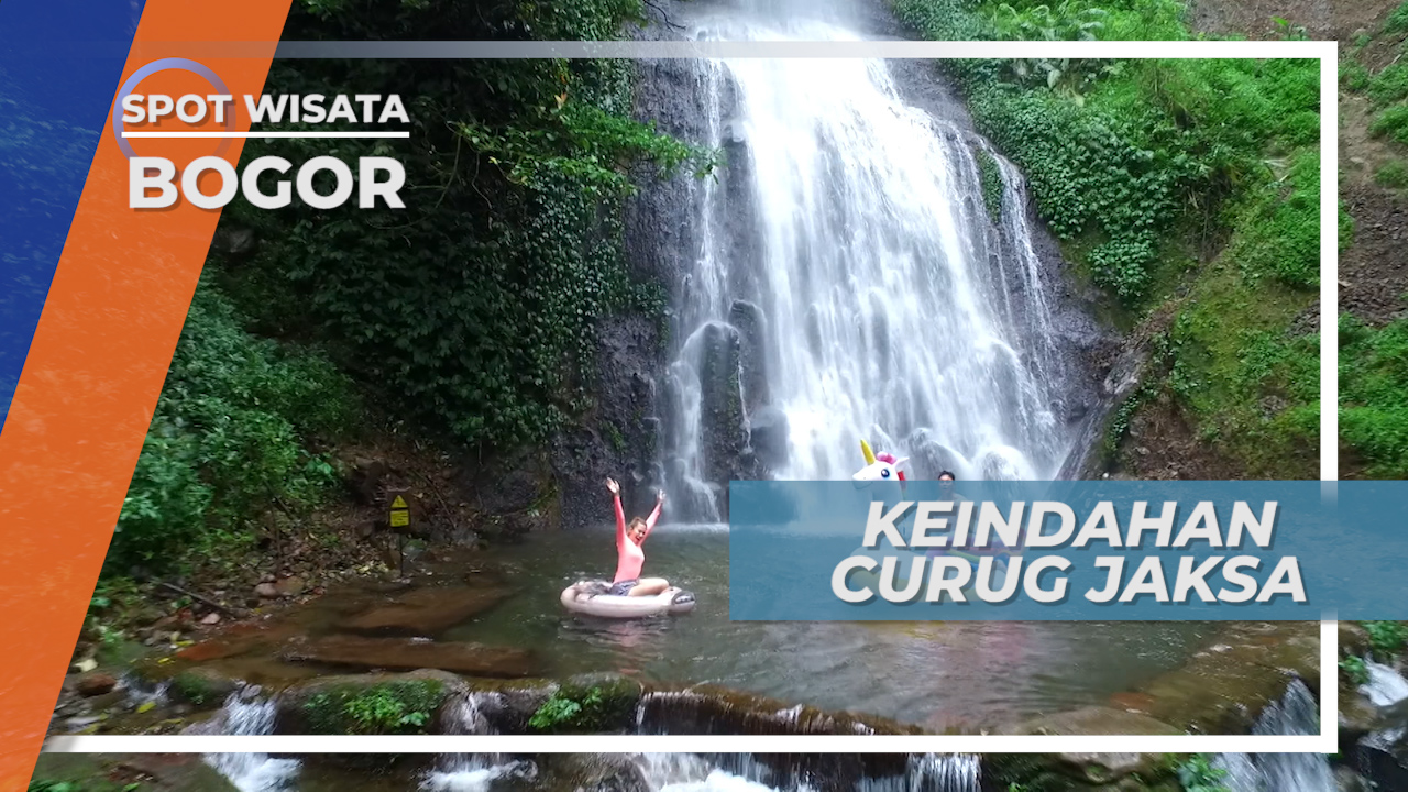 Bermain di Bawah Derasnya Air Terjun Curug Jaksa Bogor