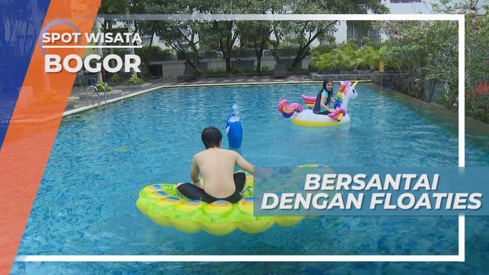 Bersantai Dengan Floaties di Kolam Renang Penginapan Bogor