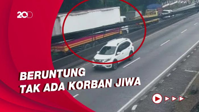 Terekam CCTV, Detik-detik Truk Tronton Hajar 5 Kendaraan di Semarang!