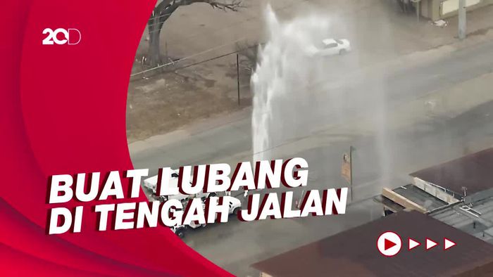Penampakan Dahsyat Geiser Menyembur di Tengah Jalan Texas