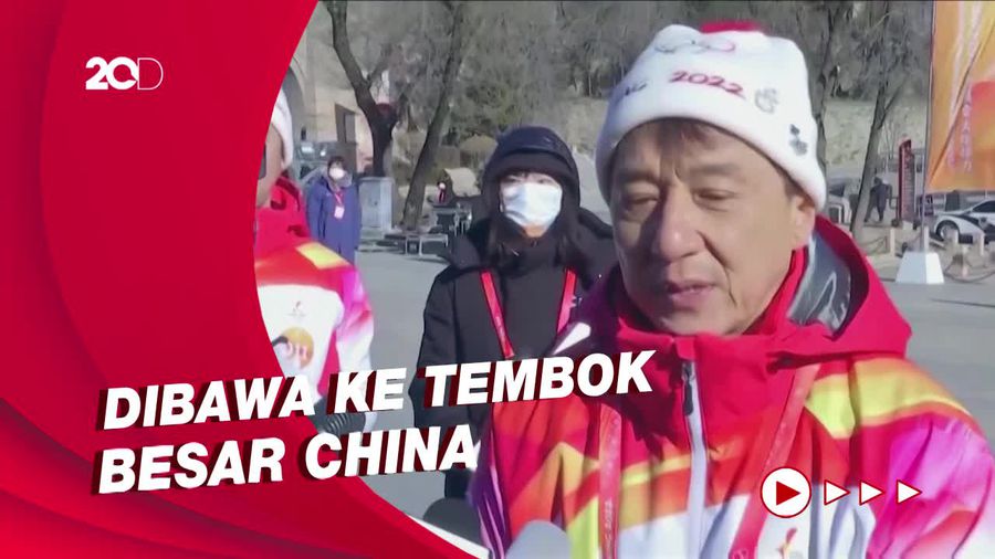 Momen Jackie Chan Bawa Obor Olimpiade Beijing 2022