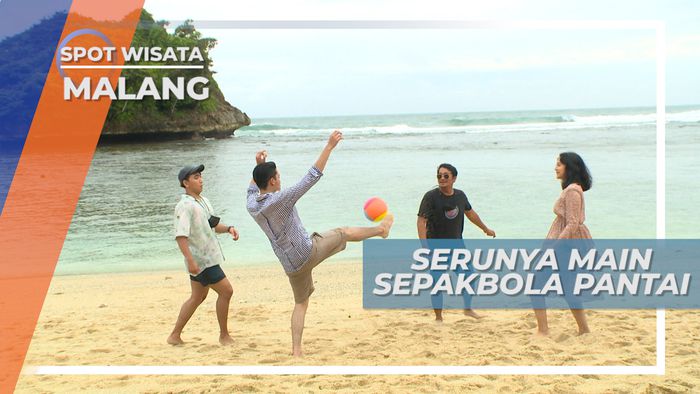Sepak Bola Pantai di Pasir  Teluk Asmara yang Indah di Kabupaten Malang