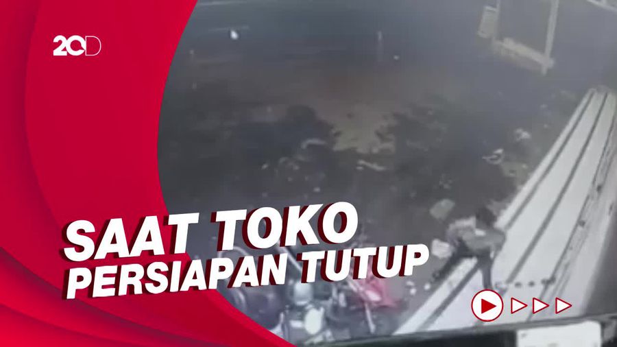 Terlalu! Maling Gasak Motor di Minimarket, Pelaku Juga Kunci Pemiliknya