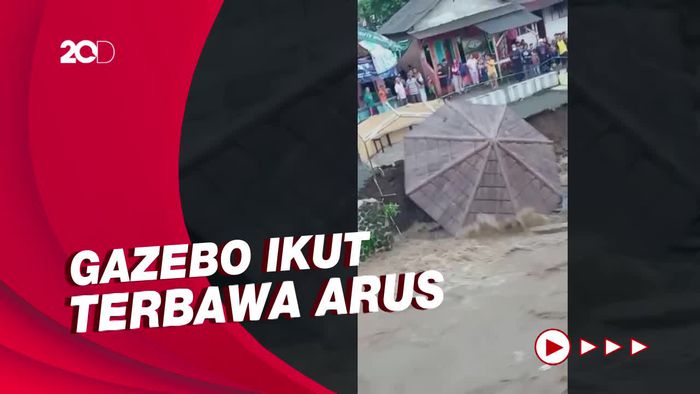 Detik-detik Tembok Penahan Tebing Sungai Ciloseh Ambrol Terbawa Arus