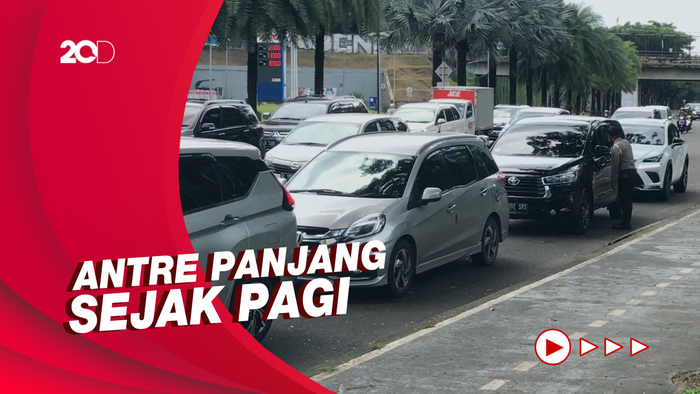 Masyarakat Padati Lokasi PCR Drive Thru di Bintaro
