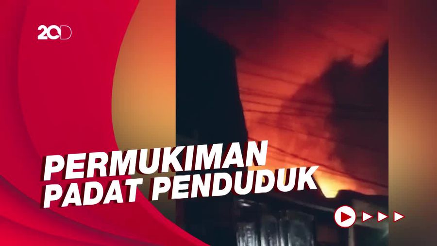Penampakan Kobaran Api Membumbung Tinggi di Permukiman Cibitung Bekasi