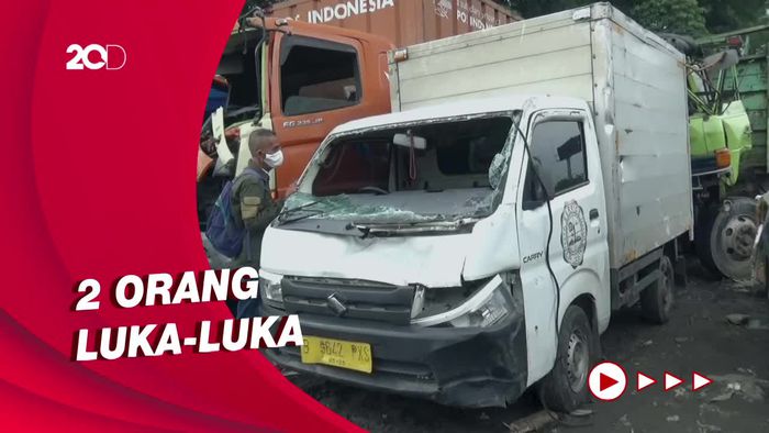 Pecah Ban, Mobil Boks Tabrak 4 Motor dan Warung!