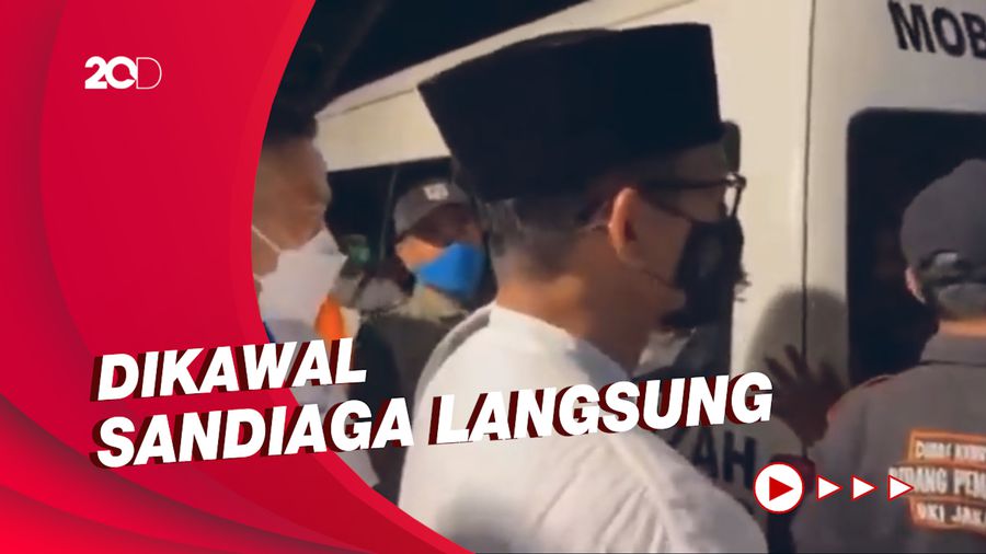 Momen Kedatangan Jenazah Mertua Sandiaga Uno