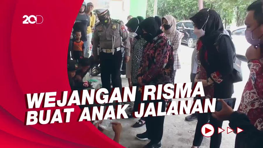 Momen Risma Nasihati Anak Jalanan di Jombang: Balik ke Orang Tuamu!