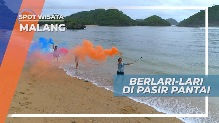 Menikmati Pemandangan dan Pasir Pantai Teluk Asmara, Malang
