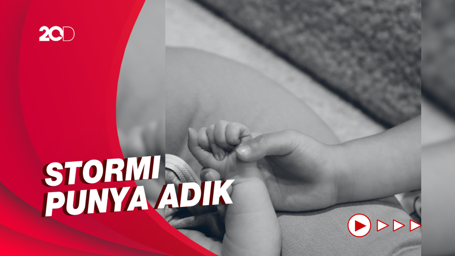 Melahirkan Anak Kedua, Kylie Jenner Unggah Foto Si Bayi