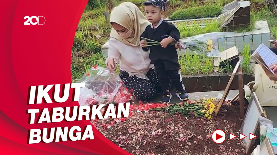 Momen Gala Sky Ziarah ke Makam Vanessa Angel dan Bibi
