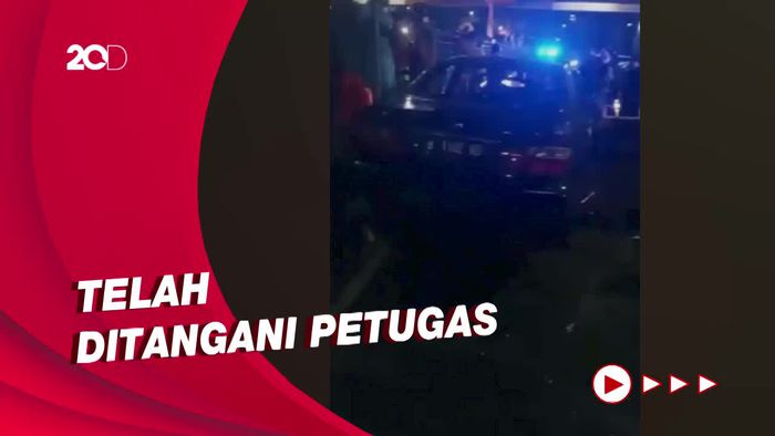 Penampakan Sedan Tabrak Separator Busway-Terbakar di Senen, 2 Tewas