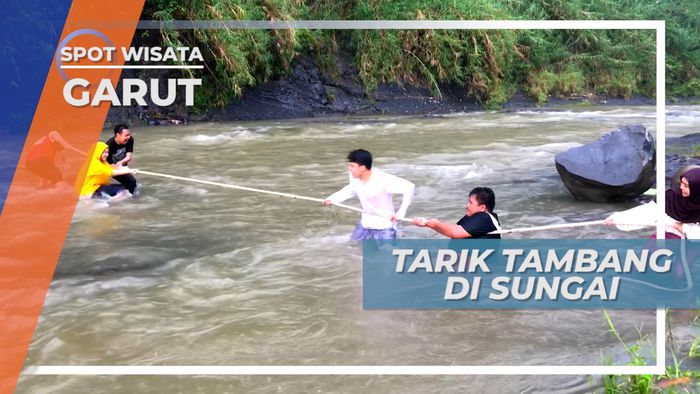 Adu Tangkas Lomba Tarik Tambang di Tengah Sungai Garut