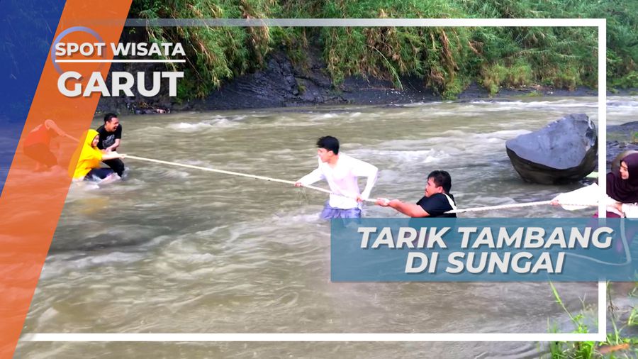 Adu Tangkas Lomba Tarik Tambang di Tengah Sungai Garut