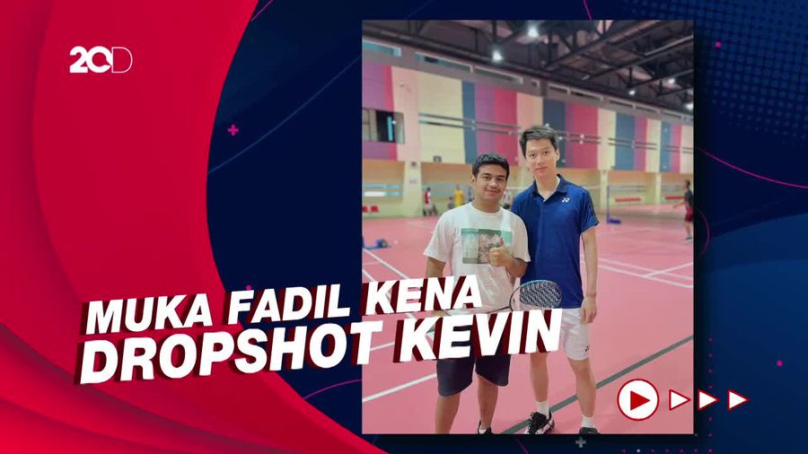 Momen Kocak Selebgram Fadil Jaidi Badminton Bareng Kevin Sanjaya