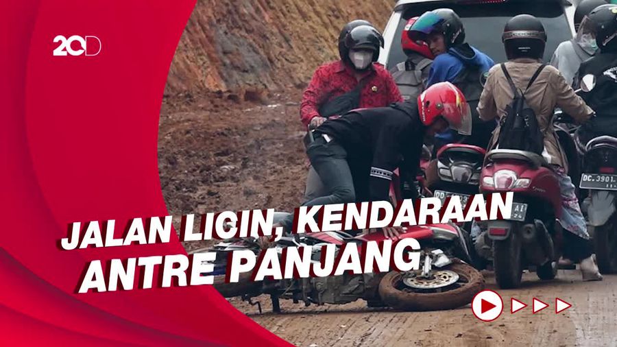 Waspada! Jalur Lintas Barat Sulawesi Licin, Pemotor Sampai Jatuh