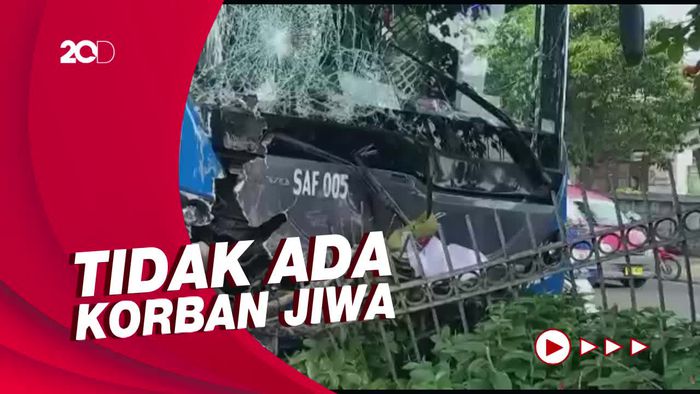 Bus TransJ Tabrak Pembatas Jalan di Jaktim, Pengemudi Diduga Hilang Kendali
