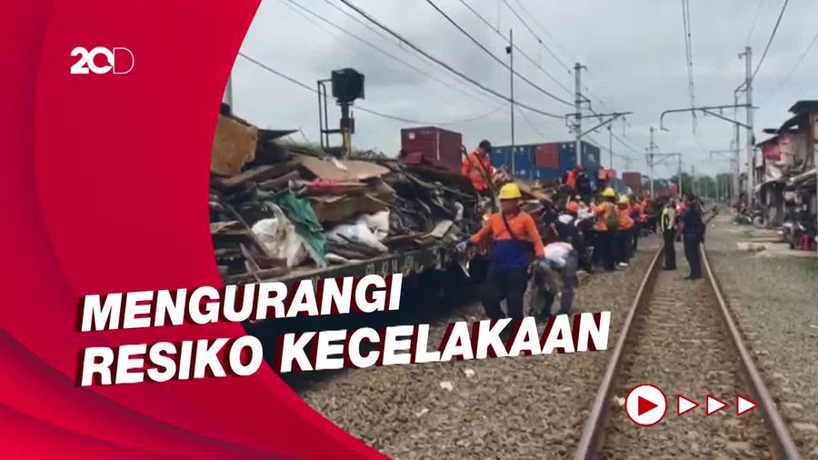 137 Bangunan Liar Sepanjang Stasiun Angke-Kampung Bandan Ditertibkan
