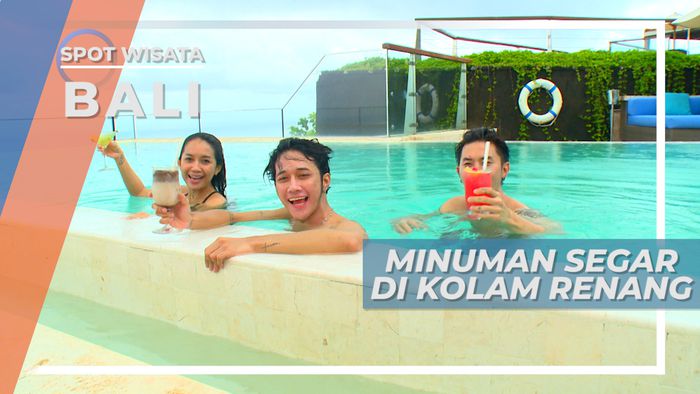 Menikmati Segarnya Cocktail Sambil Berendam di Kolam Renang, Bali