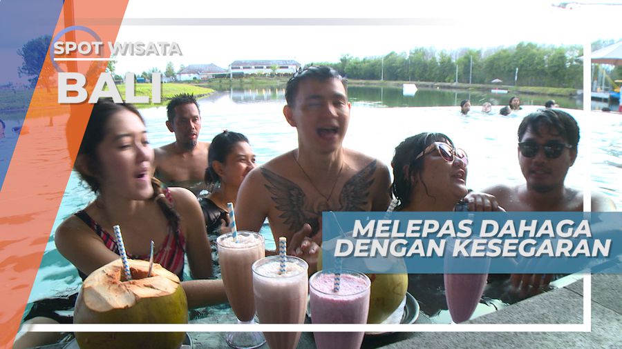Melepas Dahaga, Menikmati Segarnya Air Kelapa Sambil Bermain Air, Bali