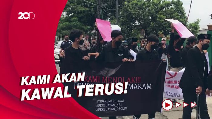 Aksi Tolak Pembongkaran Makam Vanessa Angel