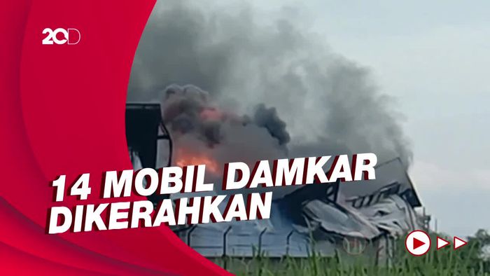 Kebakaran Pabrik Plastik di Pati, Asap Membubung Tinggi