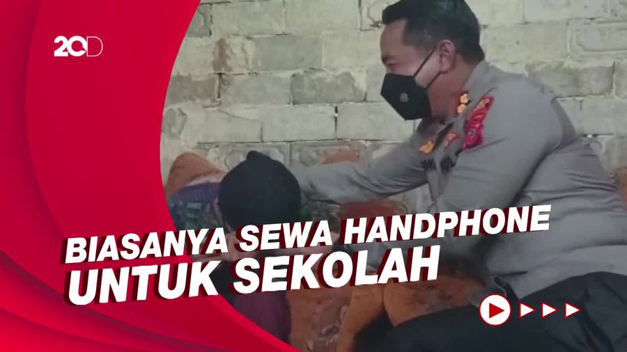 Tangis Haru Bayu Bocah Pedagang Buah Dapat Bantuan Handphone untuk Sekolah