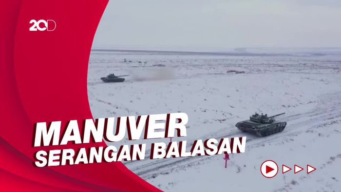 Unit Tempur Tank Rusia Berlatih Menembak di Leningrad