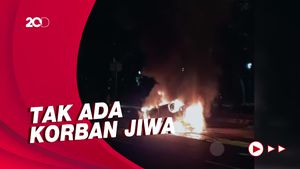 Mobil Terbalik-Terbakar di Jalan Benyamin Sueb