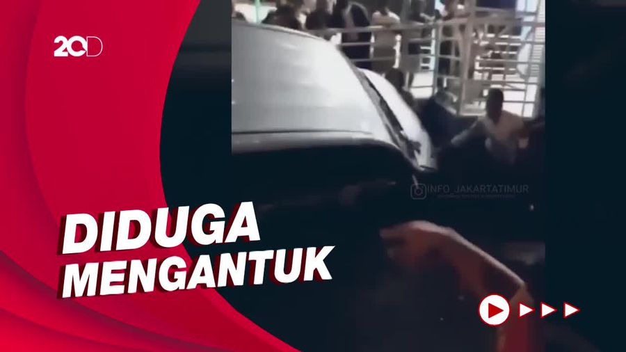 Mobil Tabrak 3 Warga dan Gerobak Pedagang di Jaktim