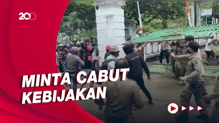 Tolak Penggusuran Lahan, Warga Geruduk Kantor Bupati Enrekang
