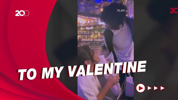 Momen Reza Rahadian Berikan Bunga ke Prilly Latuconsina Saat Valentine