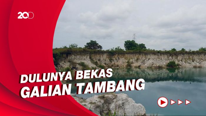 Melihat Pesona Danau Biru Singkawang