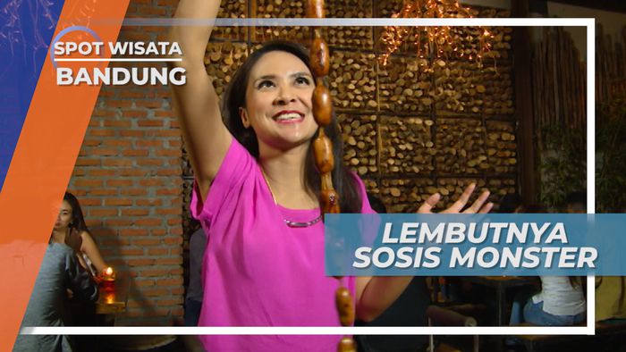 Mencicipi Kelezatan Sosis Sepanjang 2 Meter di Bandung