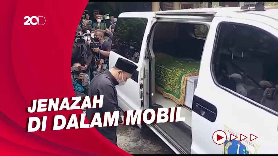 Momen Jenazah Dorce Gamalama Disalatkan