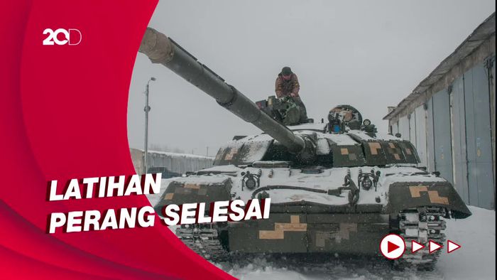 Rusia Tarik Kendaraan Tank Perang Keluar dari Krimea