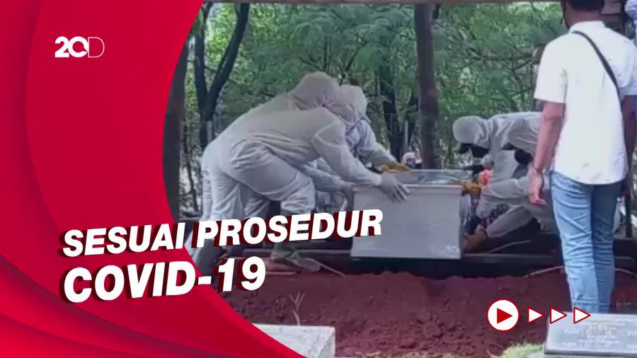 Isak Tangis Keluarga di Pemakaman Dorce Gamalama