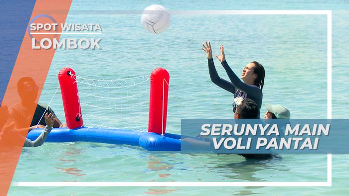 Aktivitas Seru Bermain Voli Air di Pantai, Lombok