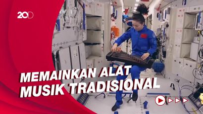 Momen Astronaut China Rayakan Festival Lentera di Luar Angkasa